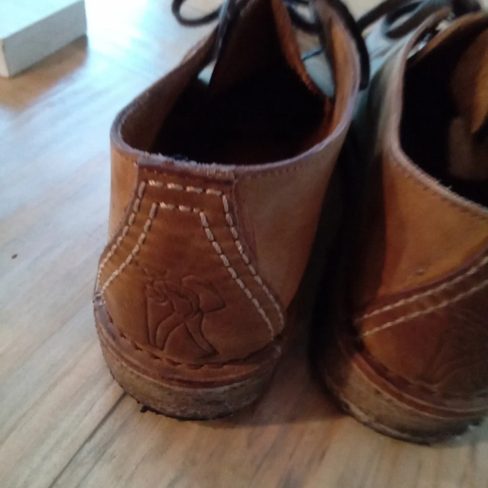 Clarks Desert Trek Chukka Boys 5 1/2 Women's Size 7.